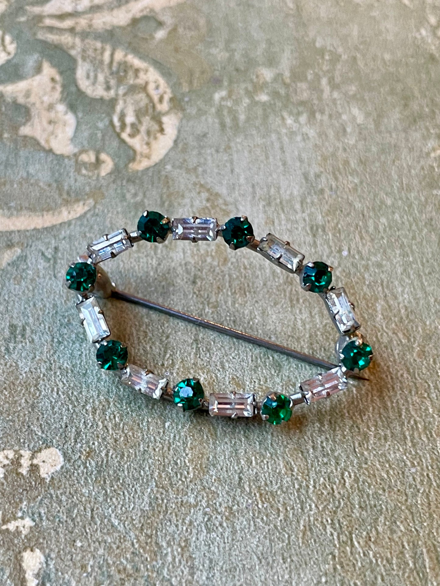 Luminosa spilla con cristalli verdi e bianchi, anni ‘50