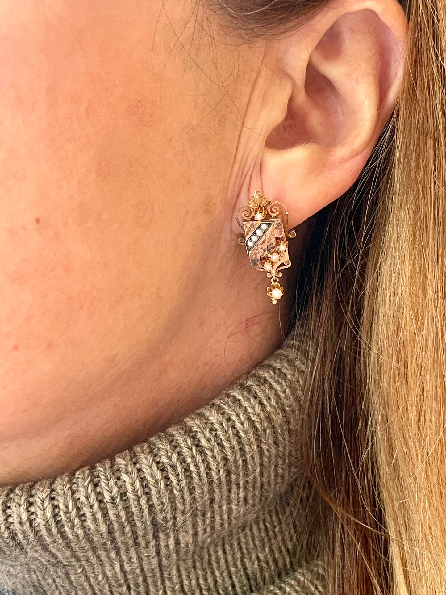 Orecchini traversine in lamina d’oro rosa e perle, epoca vittoriana