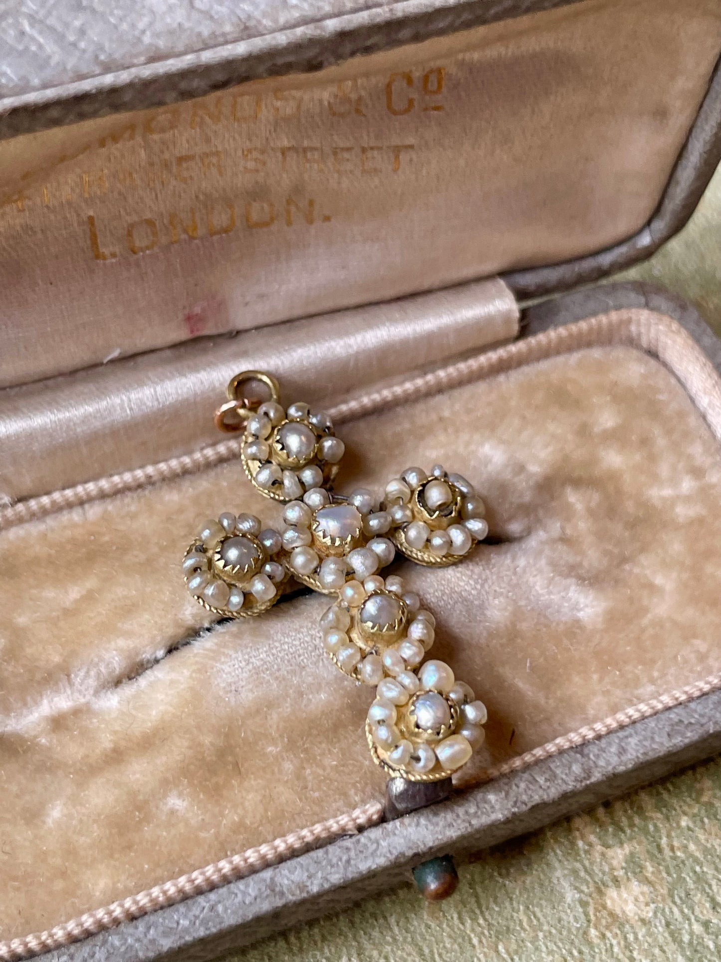 Pendente a forma di croce con microperle, epoca georgiana