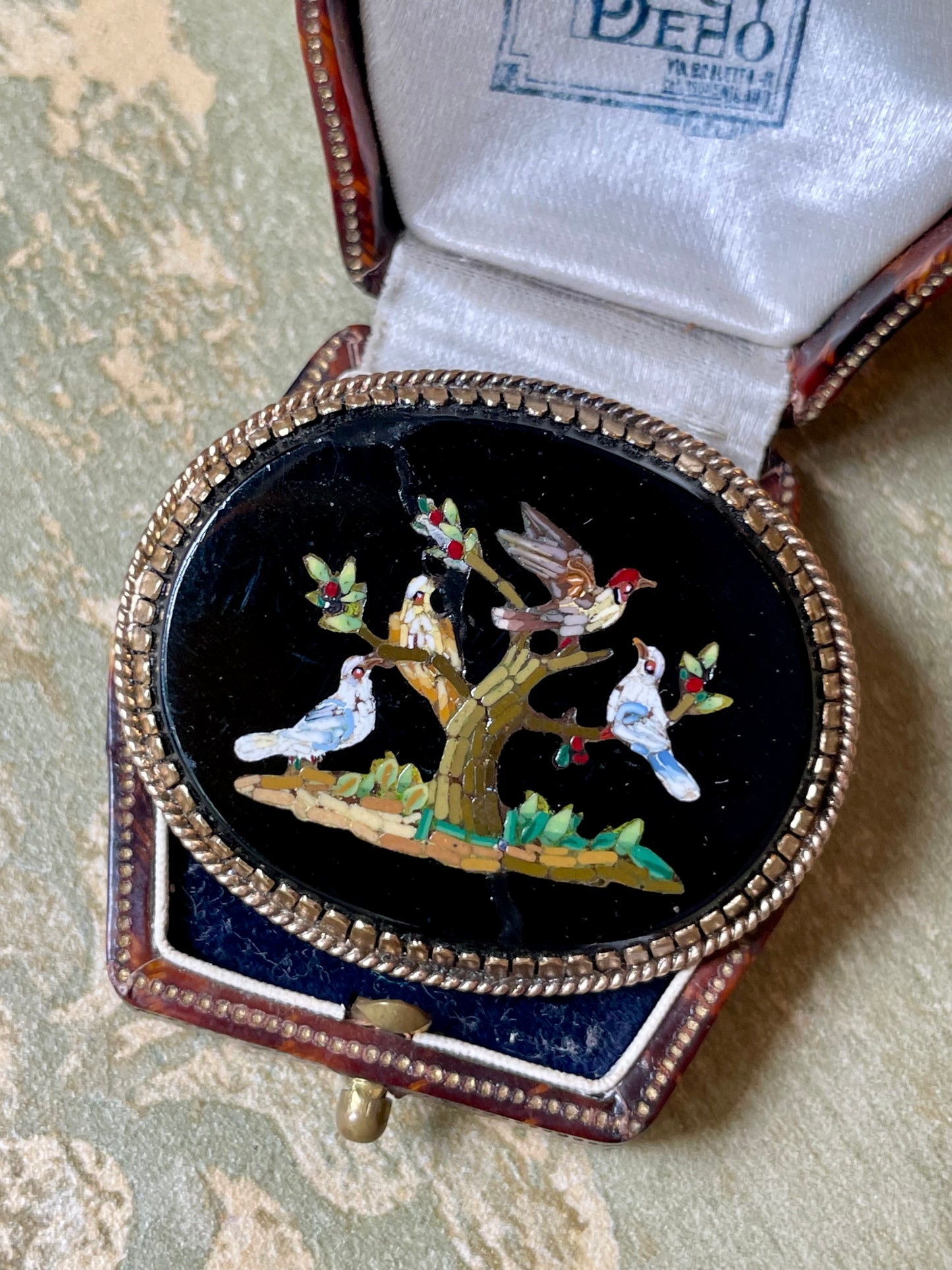 Raffinata spilla in micromosaico con uccellini, Roma, prima metà dell’Ottocento