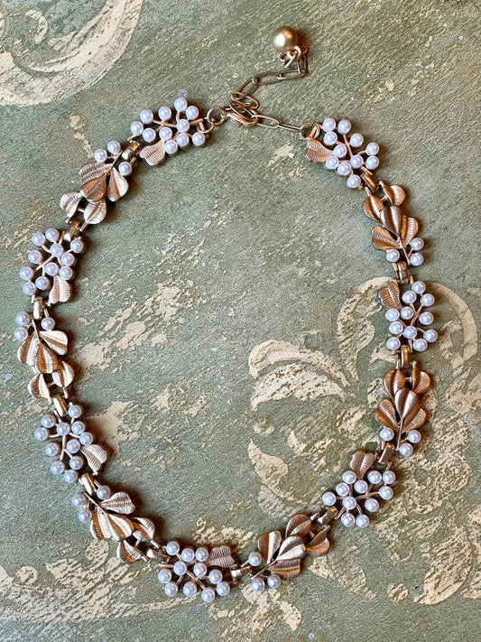 Incantevole girocollo dorato con perle, anni ‘50