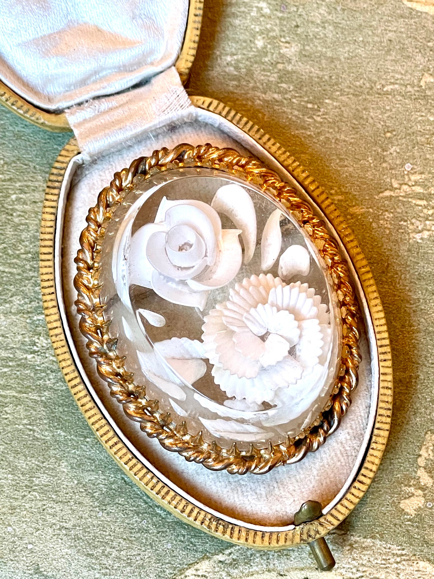 Stupenda spilla in lucite intarsiata con motivi floreali, anni ‘30/40