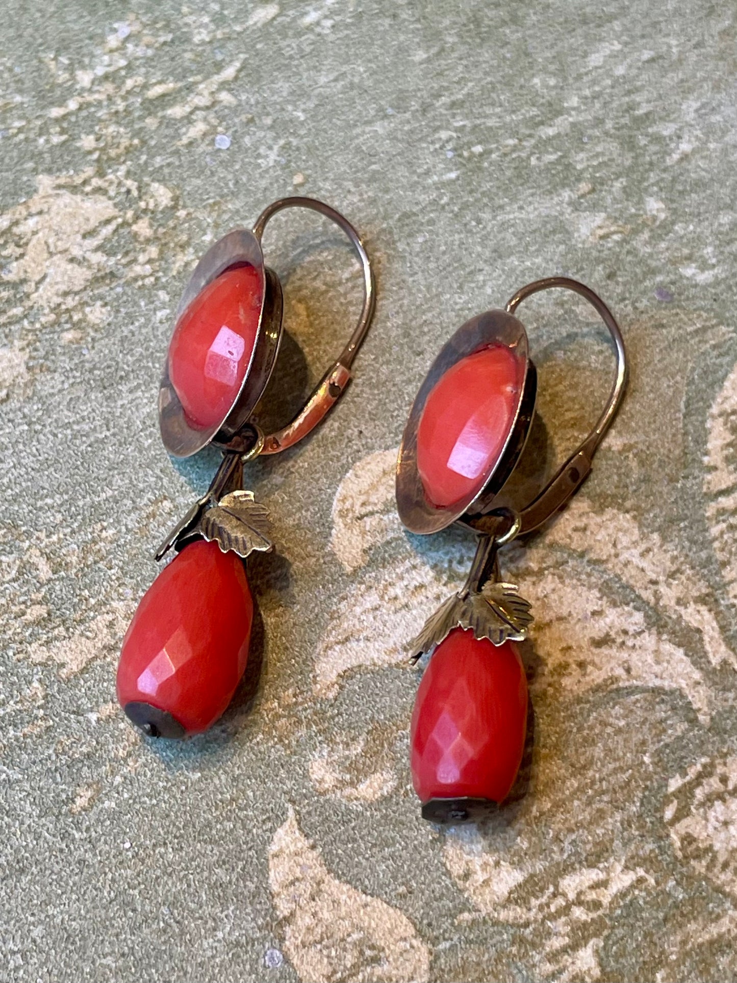 Orecchini italiani di epoca vittoriana in corallo naturale sfaccettato