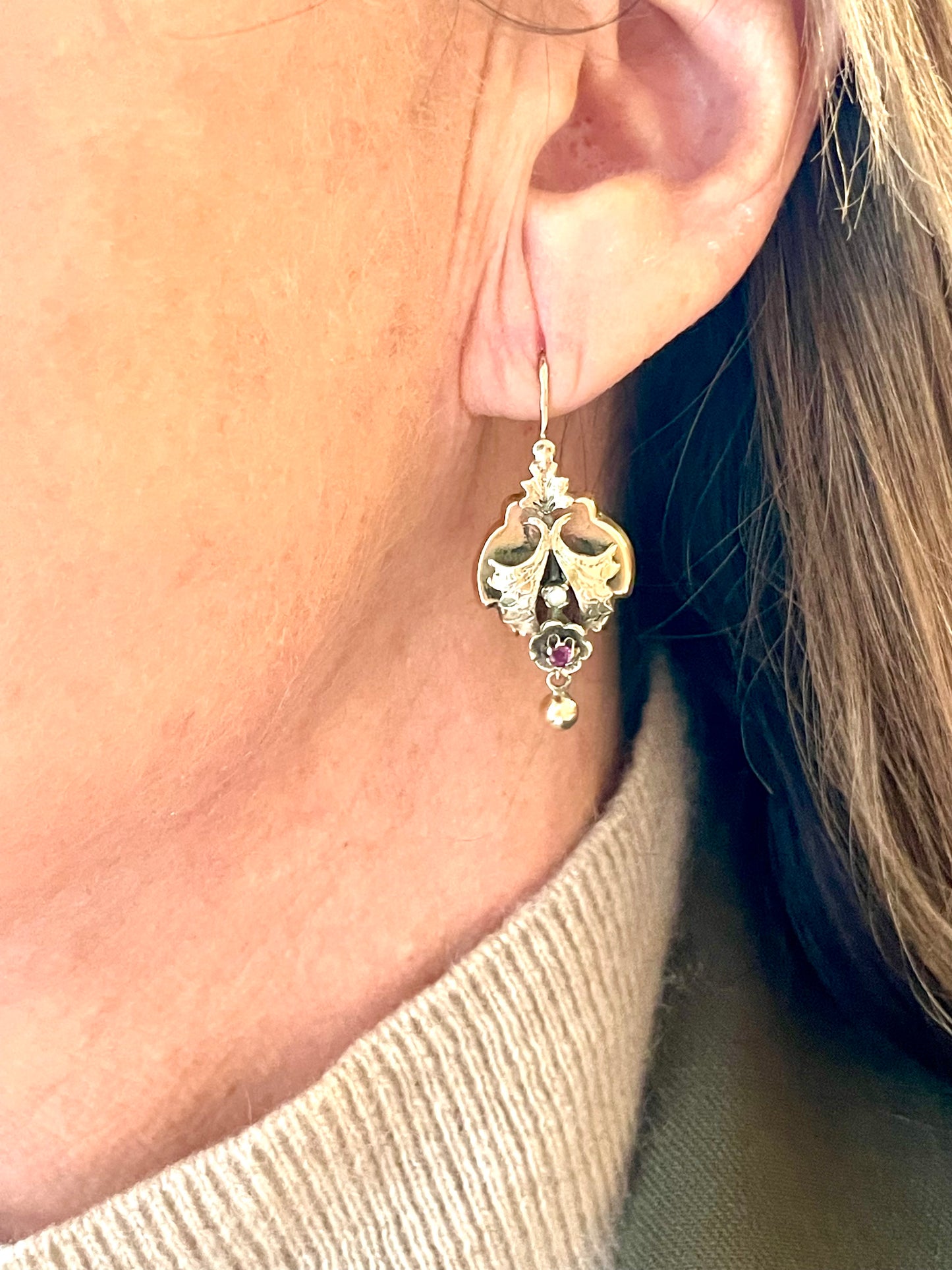 Splendidi orecchini di gusto floreale con perle e spinelli, epoca vittoriana