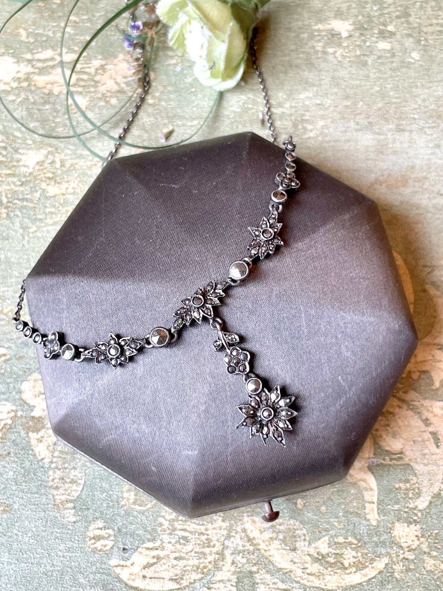 Romantica collana con pendente, in argento e marcassite, anni ‘30/40