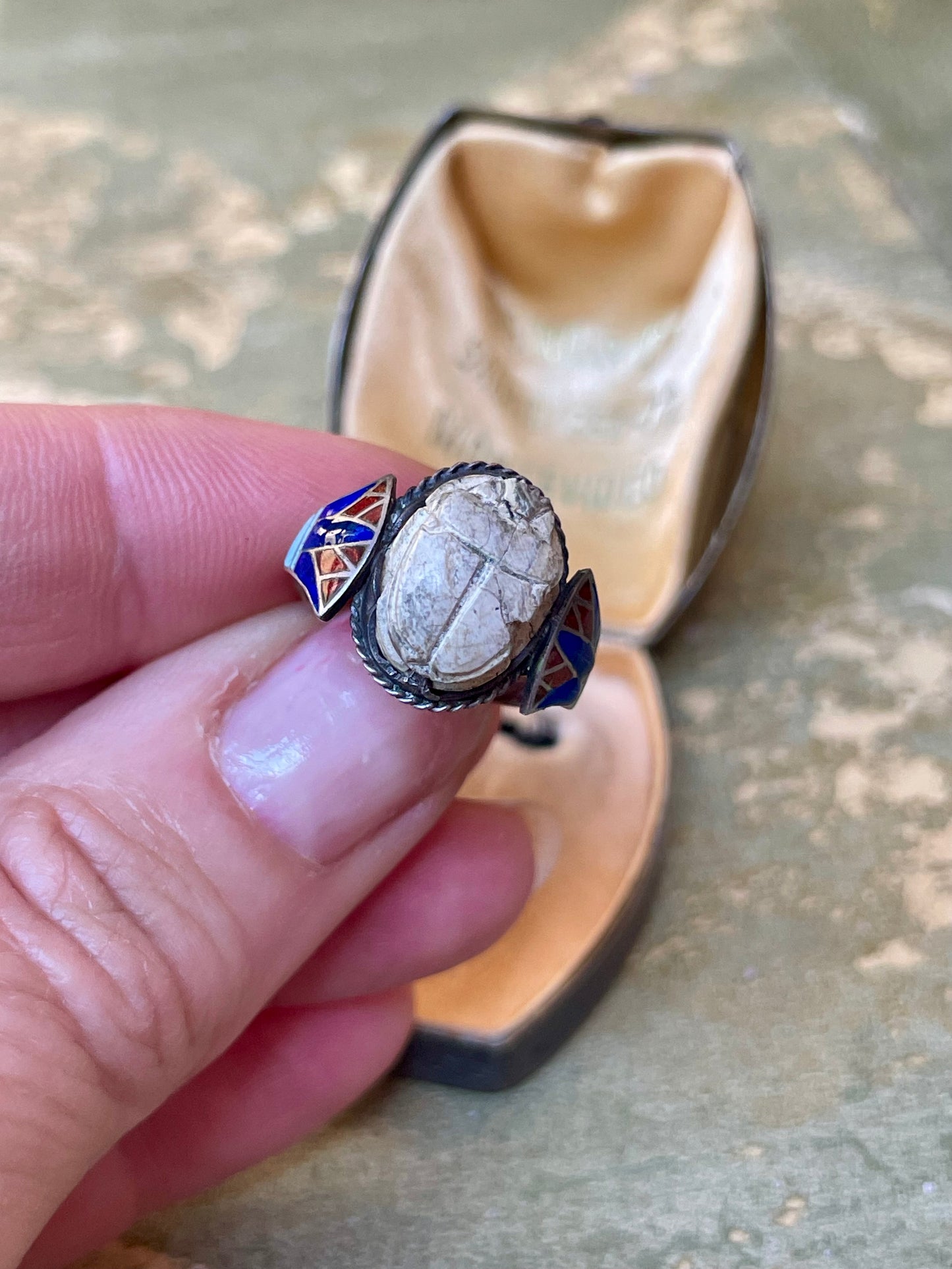 Anello con smalti e scarabeo, 1900/1910