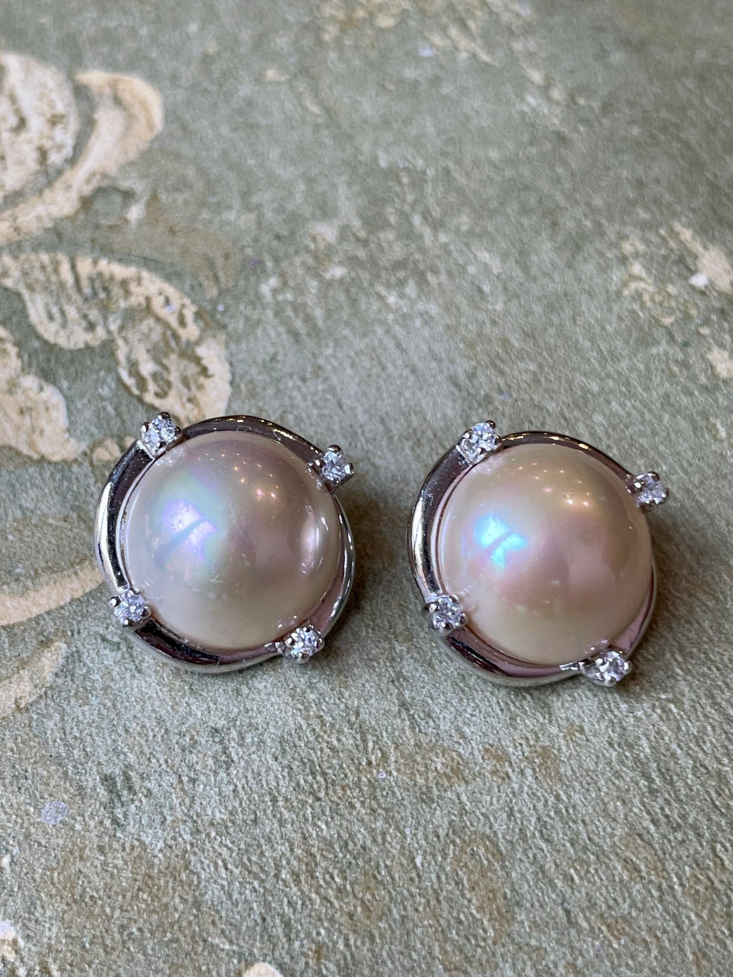 Orecchini a bottone in argento e perle mabe’, anni ‘80