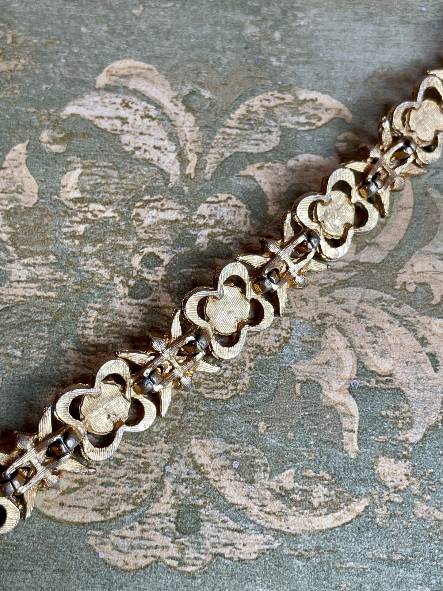 Sofisticato bracciale dorato con piccole perle e pasta di turchesi, anni ‘40/50