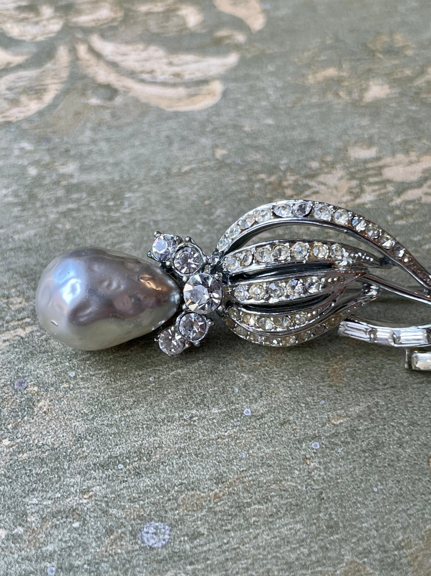 Spilla Bocciolo di Rosa in cristalli bianchi, Coro, anni ‘50