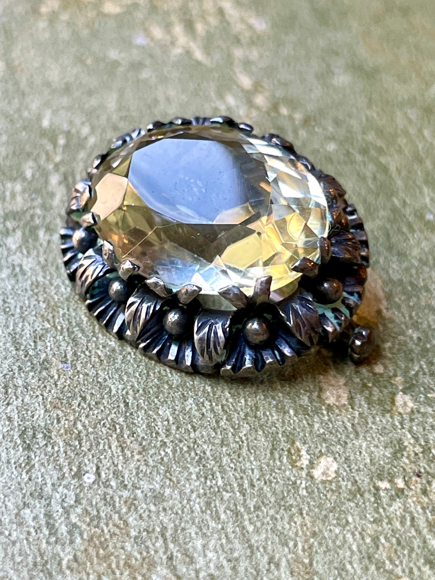 Raffinata spilla in argento con grande quarzo citrino, epoca vittoriana