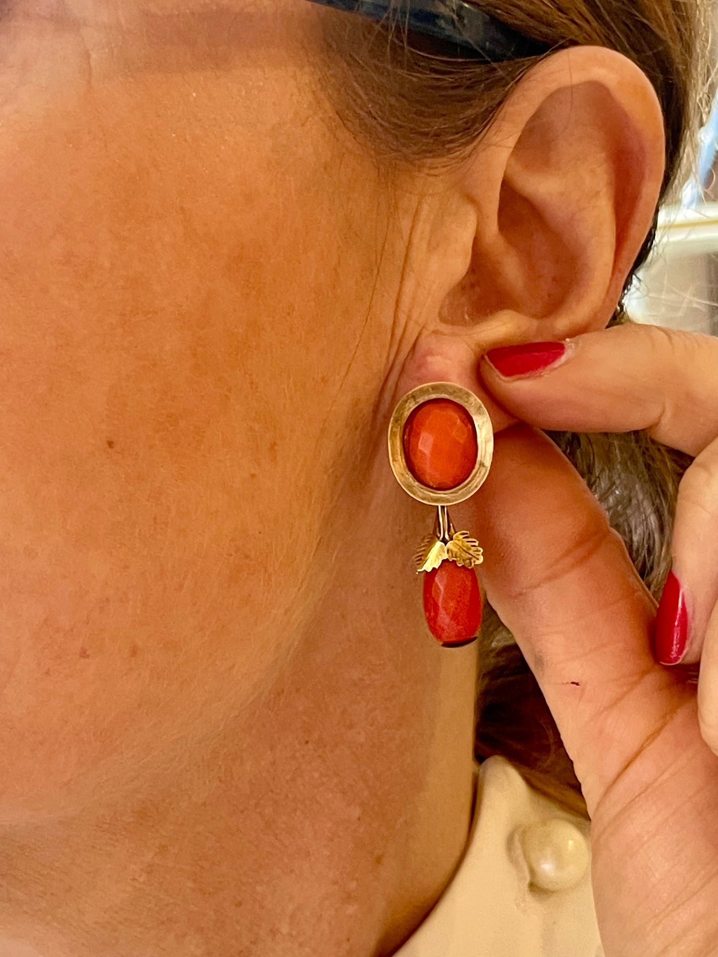 Orecchini italiani di epoca vittoriana in corallo naturale sfaccettato