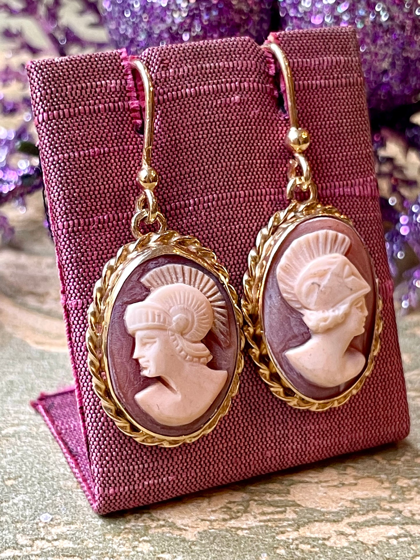 Eleganti orecchini in cammeo e argento dorato, anni ‘40/50