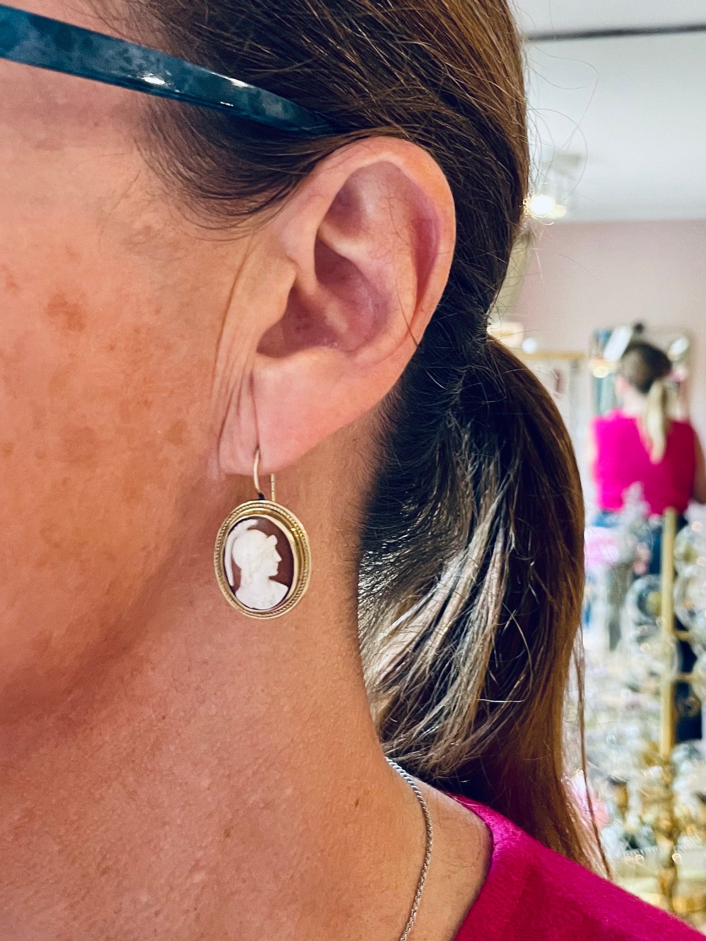 Orecchini con cammeo conchiglia intagliato con profili neoclassici, epoca vittoriana