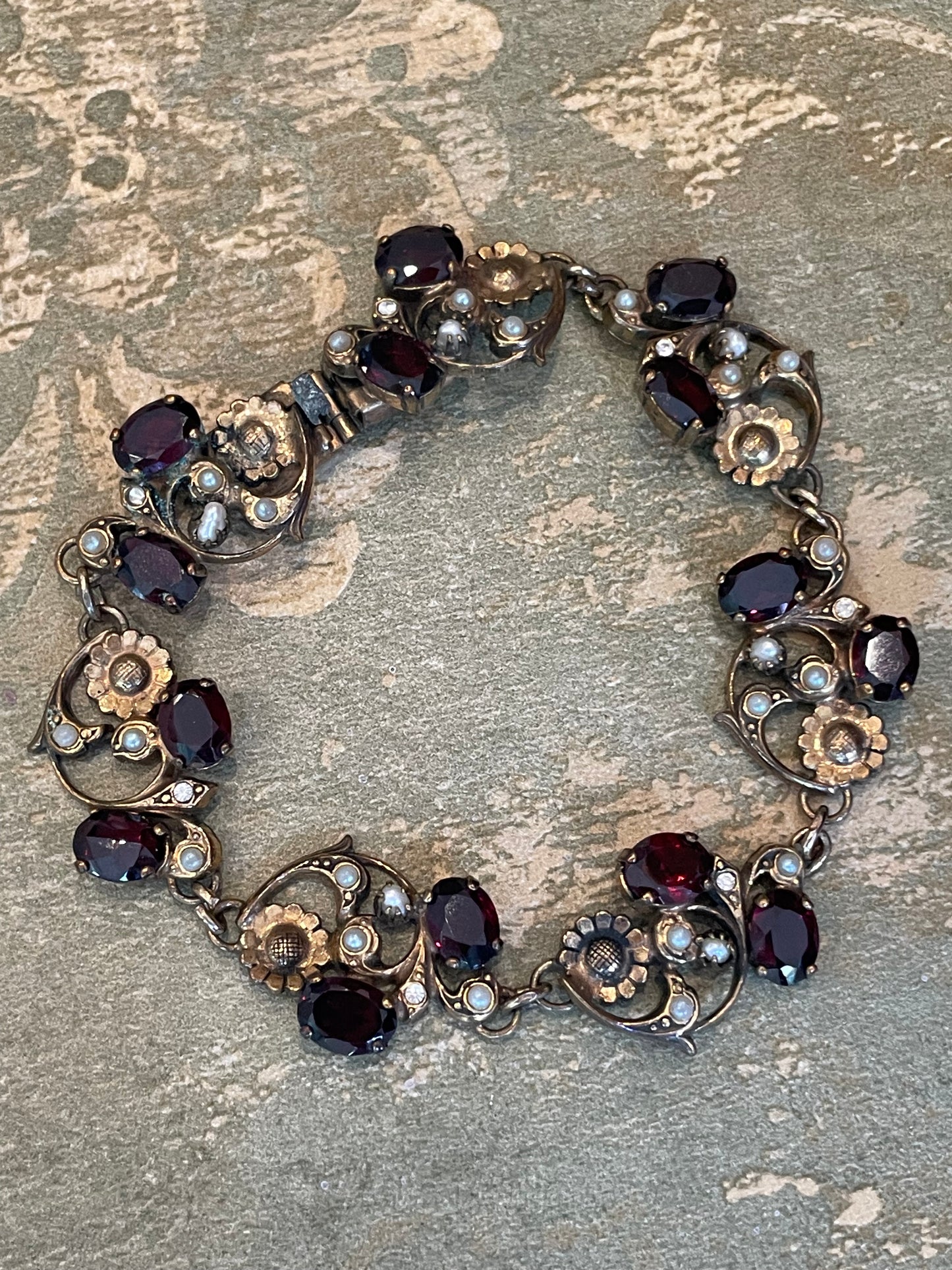 Romantico bracciale con decoro floreale, anni ‘50