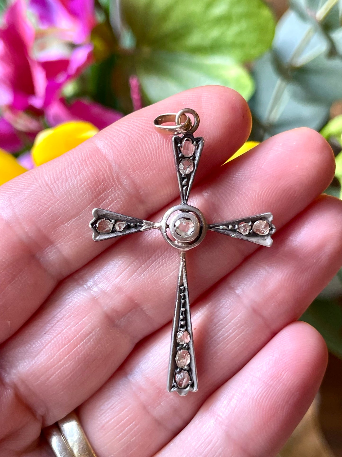 Croce pendente in argento, oro giallo e rosette di diamanti, fine XIX secolo