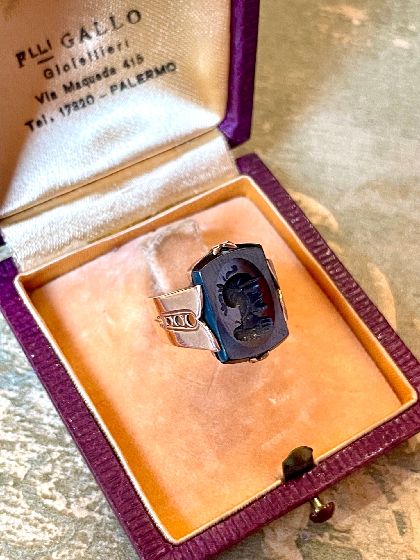 Anello chevalier con cammeo in labradorite, 1920/30