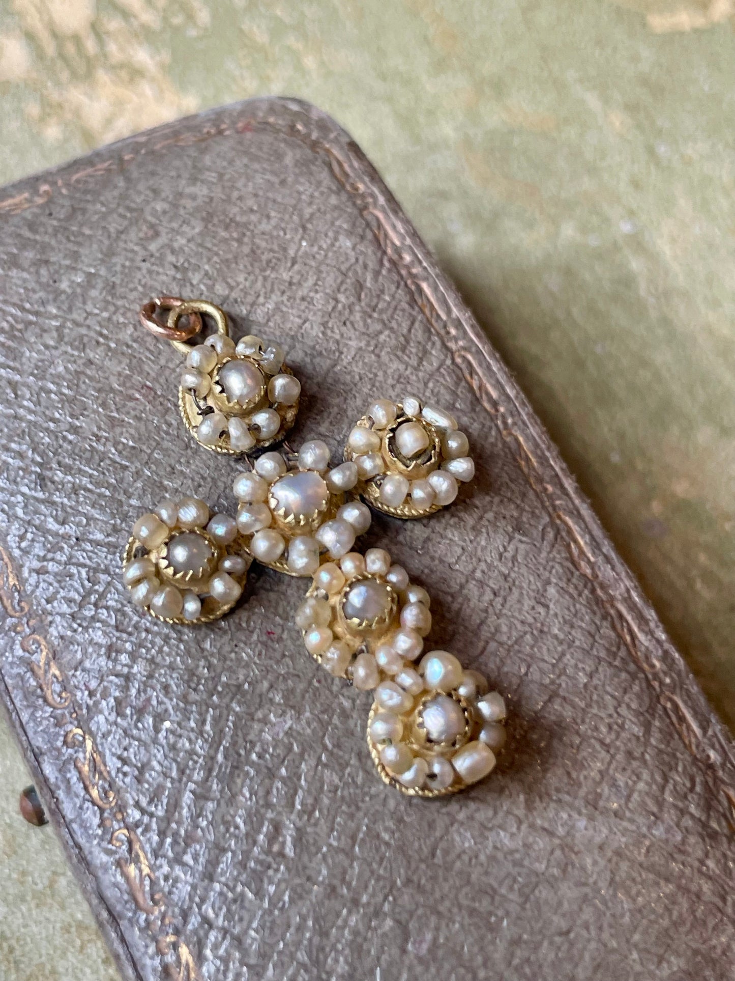Pendente a forma di croce con microperle, epoca georgiana