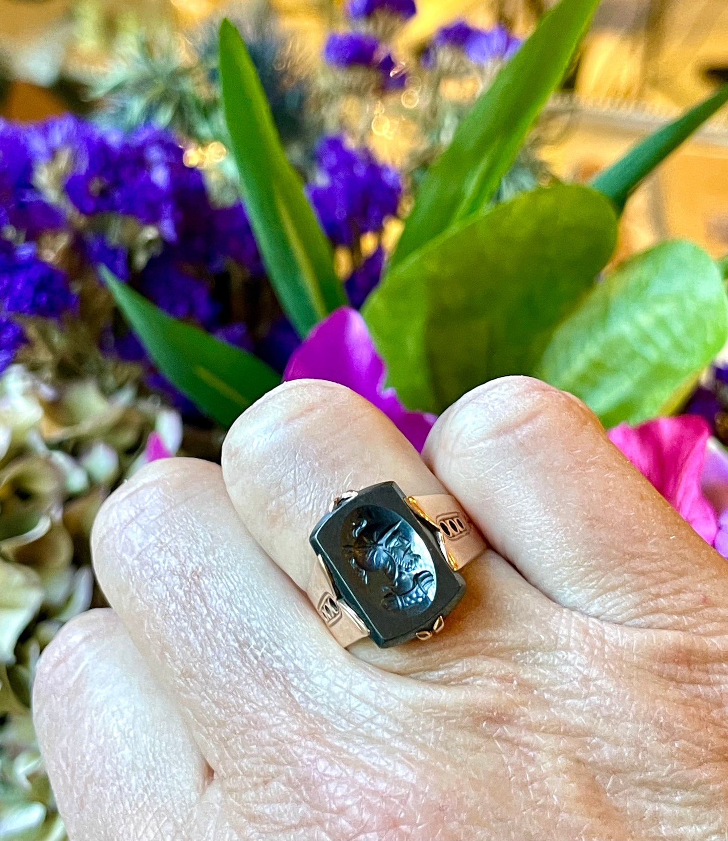 Anello chevalier con cammeo in labradorite, 1920/30