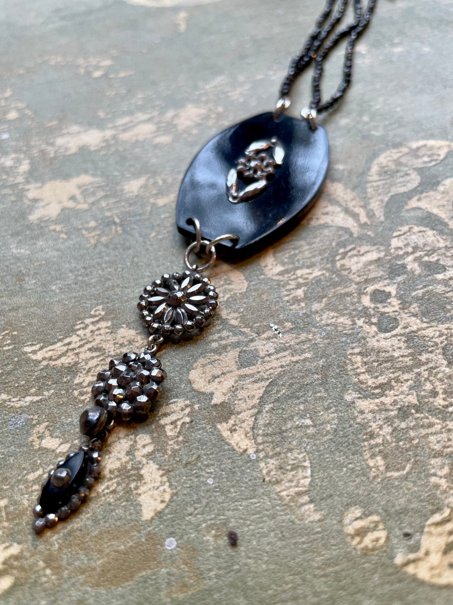 pendente in cut steel e bachelite, Art Deco