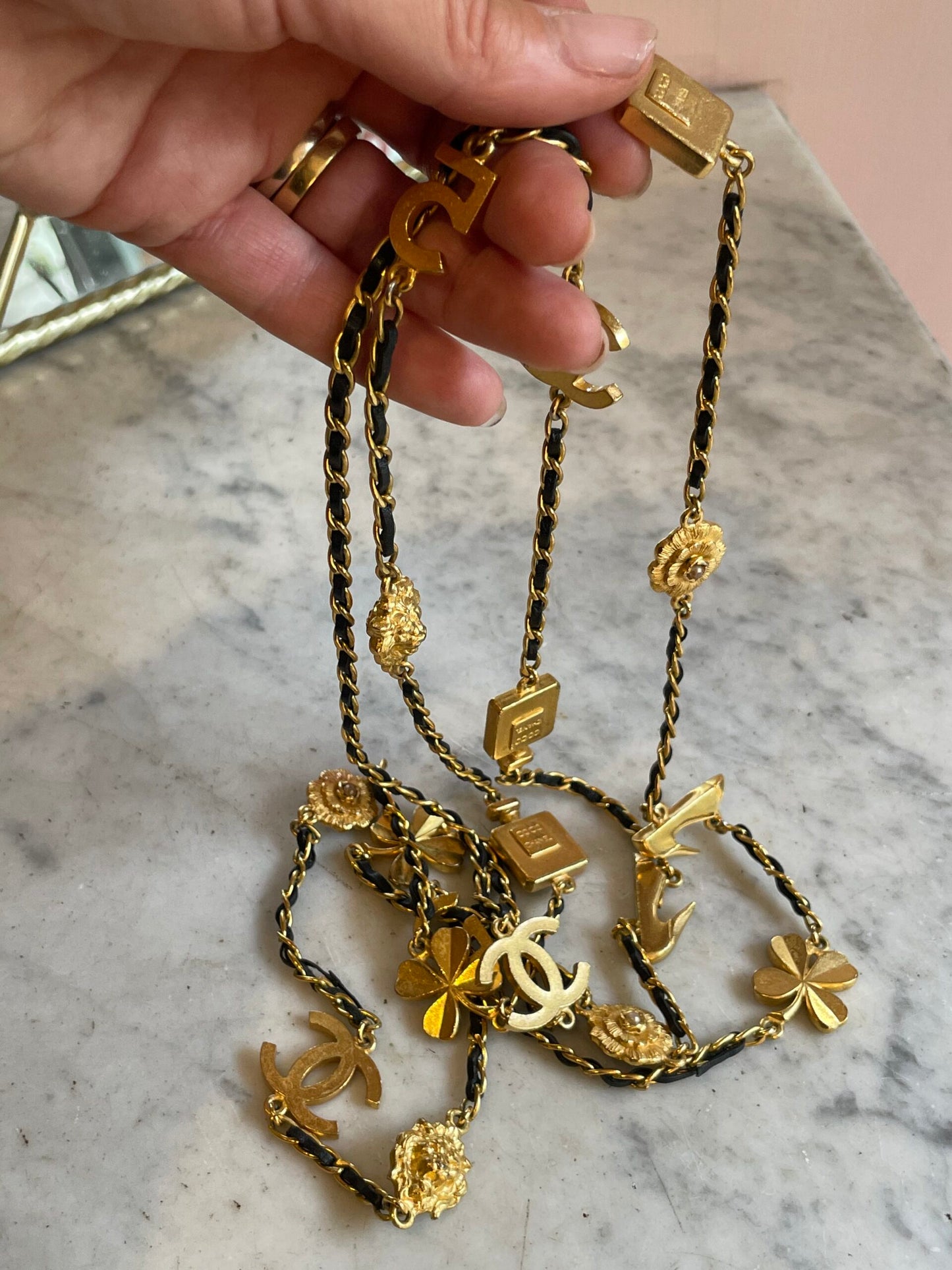 Lunga collana con catena dorata e pelle, firmata Chanel 1996