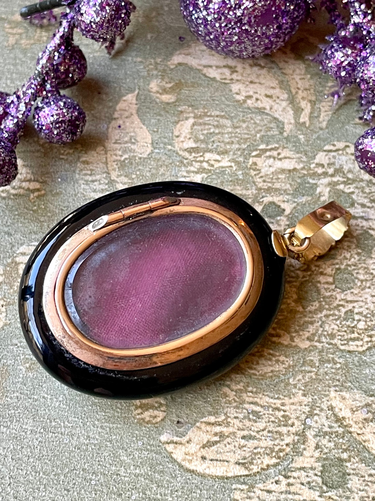 Romantico locket vittoriano in onice e perle