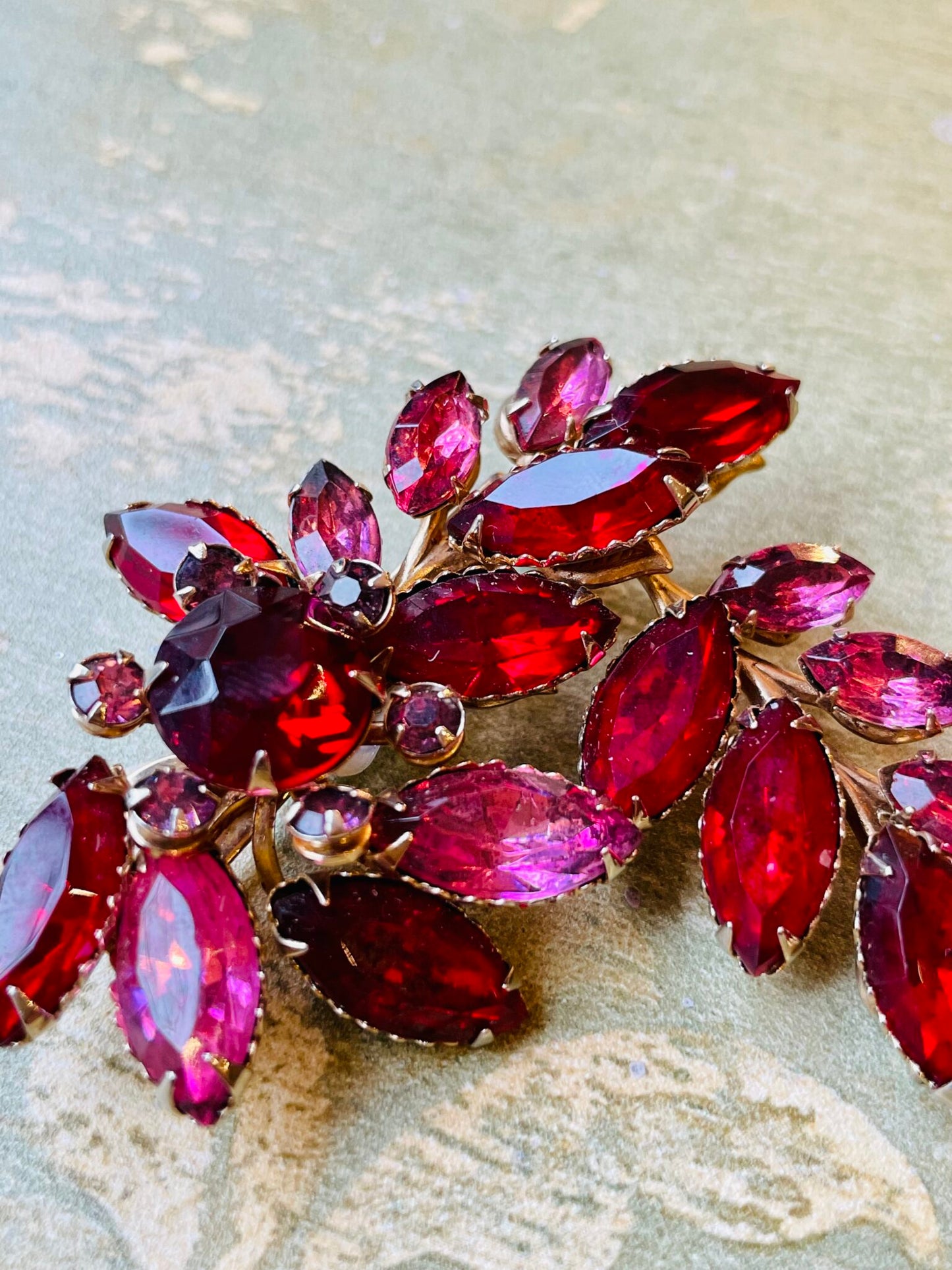 Spilla a forma di foglia con cristalli, anni ‘50