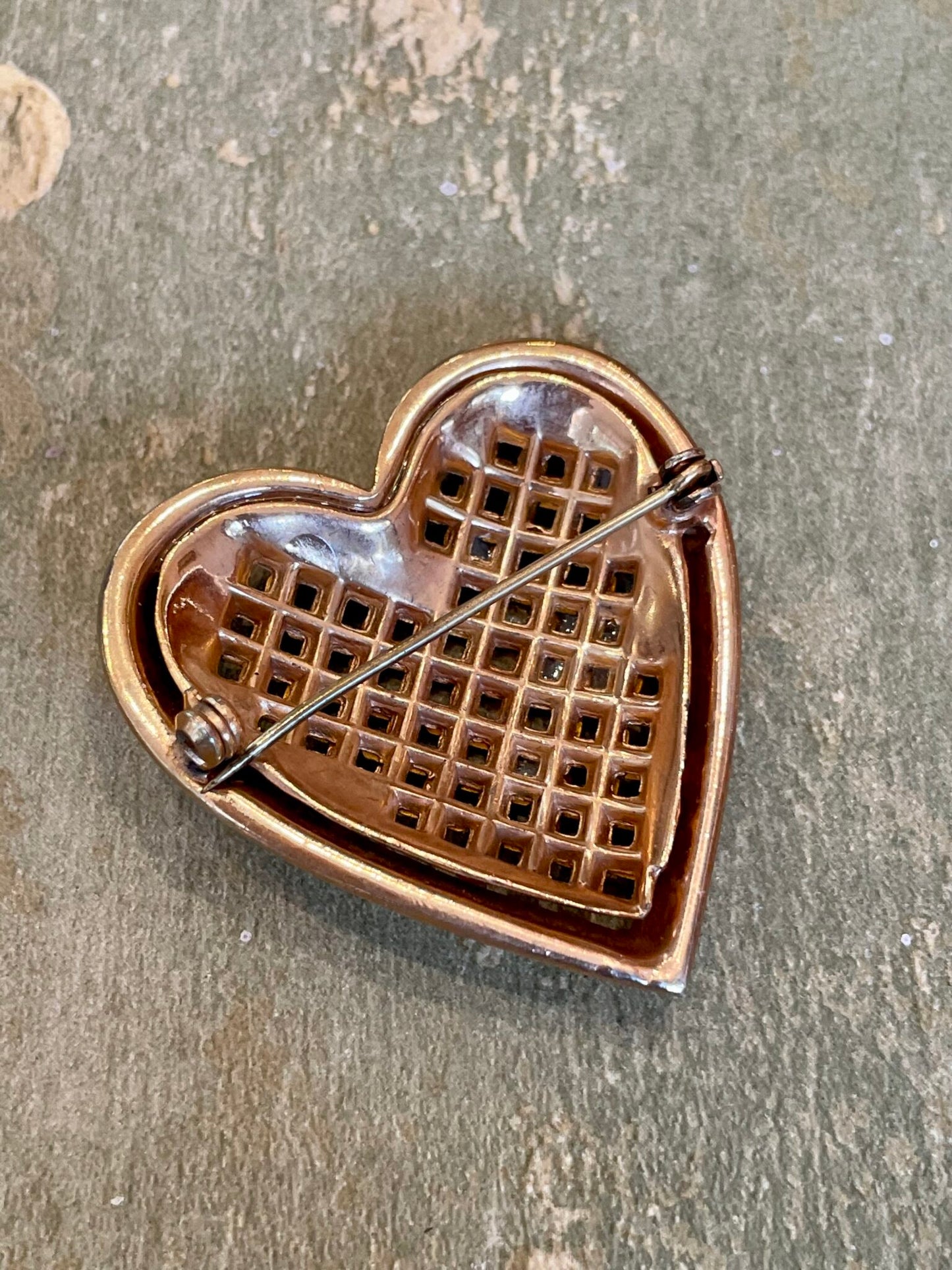 Spilla dorata a cuore, USA anni ‘40