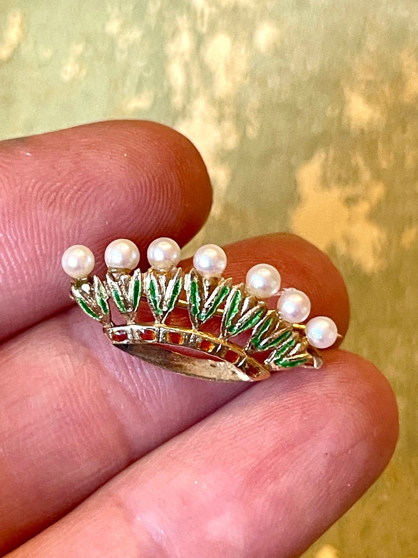 Spilla Corona con smalti e perle, anni ‘50