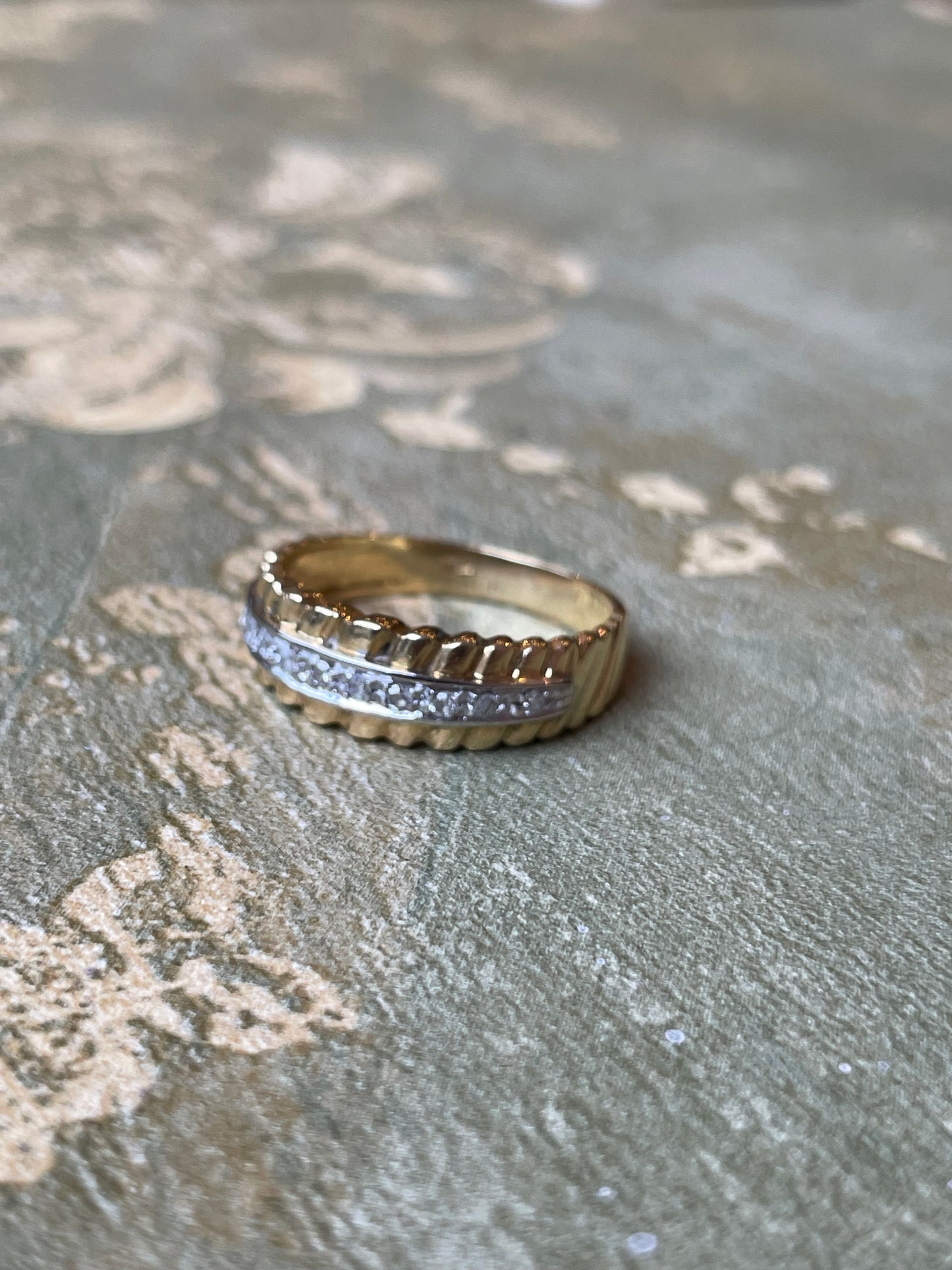 Fascia in oro giallo con pave’ di diamanti, anni ‘70