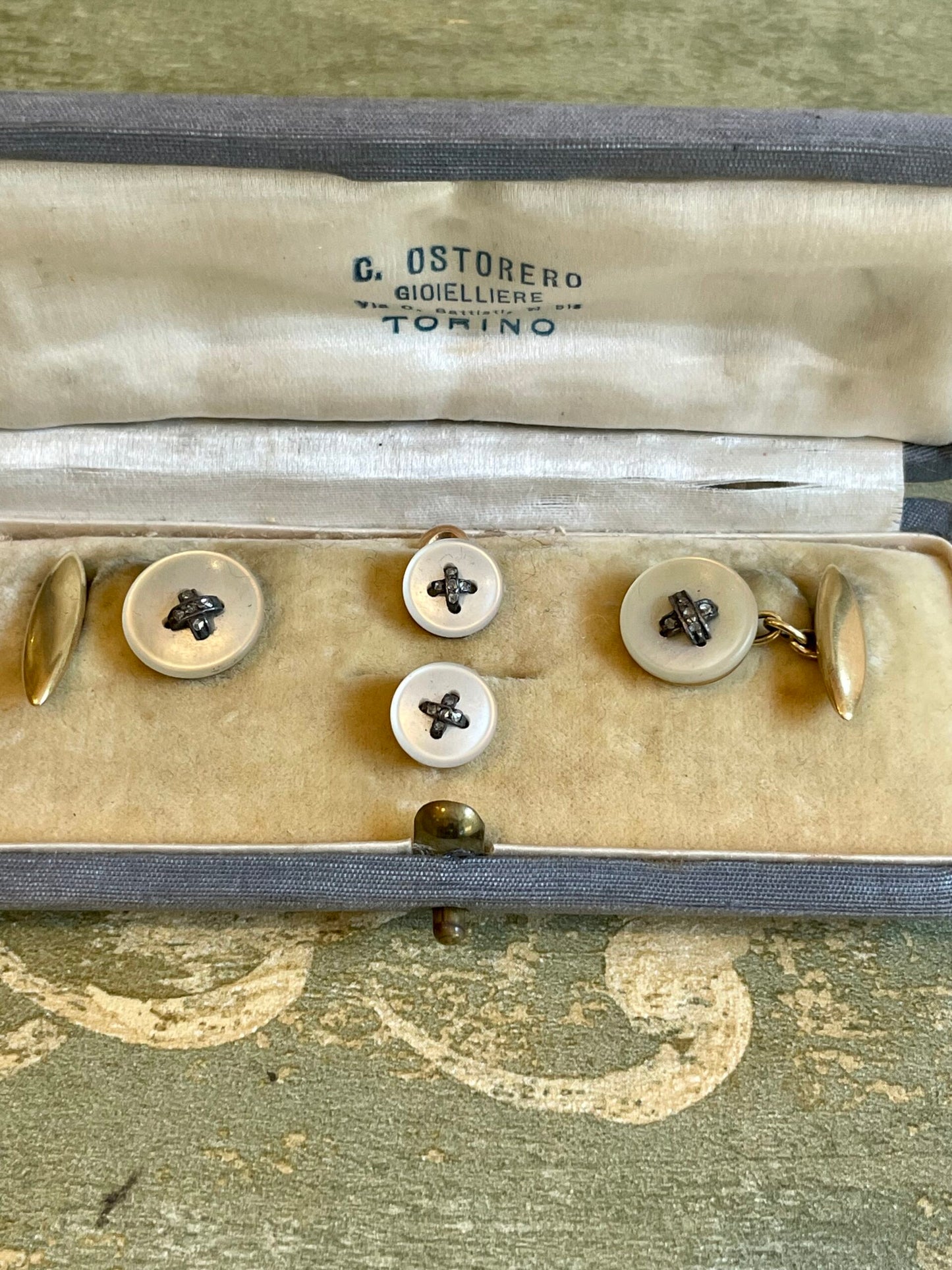 Set di gemelli e sparato da smoking in madreperla, oro e diamanti, 1920/30