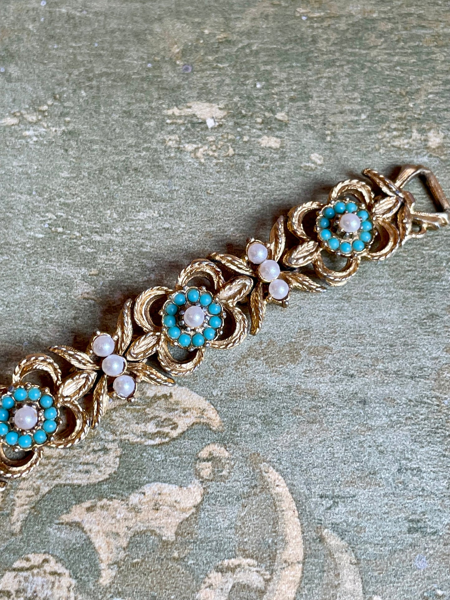 Sofisticato bracciale dorato con piccole perle e pasta di turchesi, anni ‘40/50