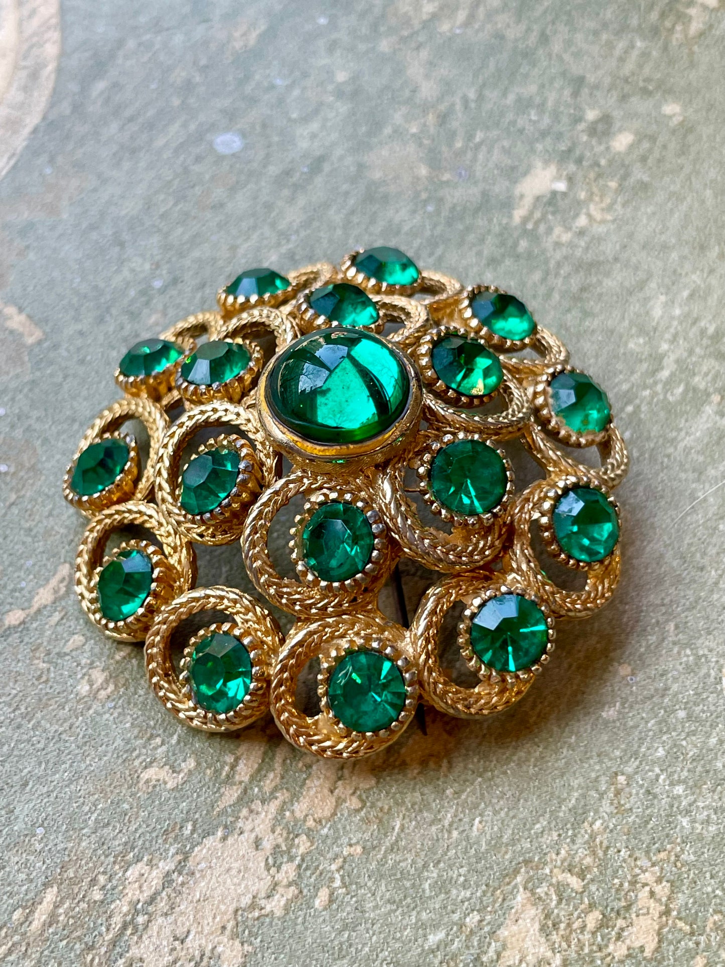 Meravigliosa spilla Tourbillon con strass verdi, Francia, anni ‘50/60