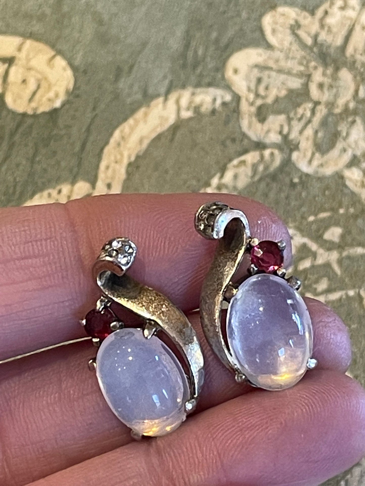 Orecchini in argento e claire de lune, Trifari, anni ‘40/50