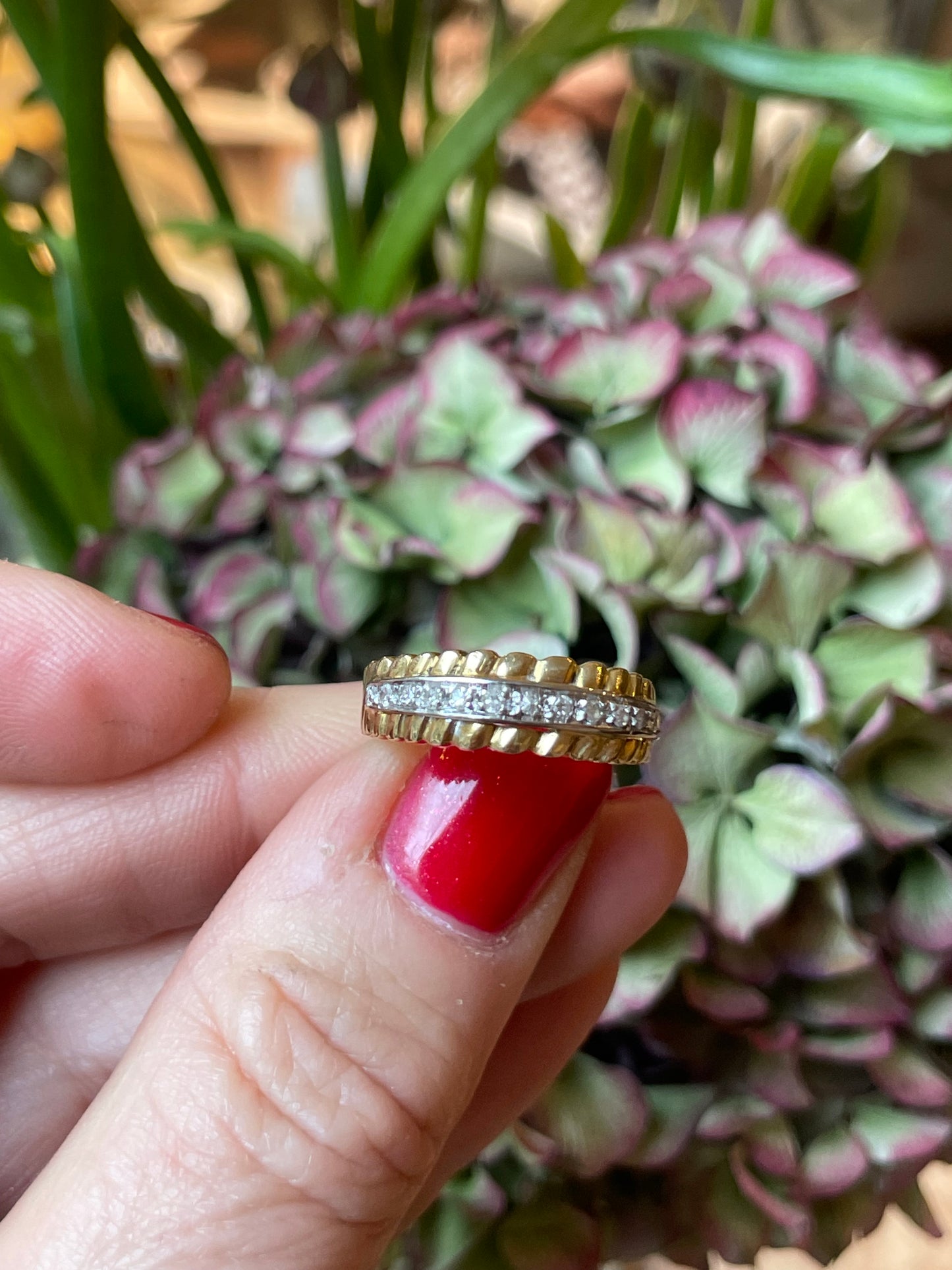 Fascia in oro giallo con pave’ di diamanti, anni ‘70