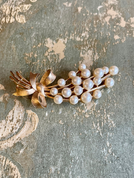 Spilla dorata con mazzo di fiori e perle, anni ‘40