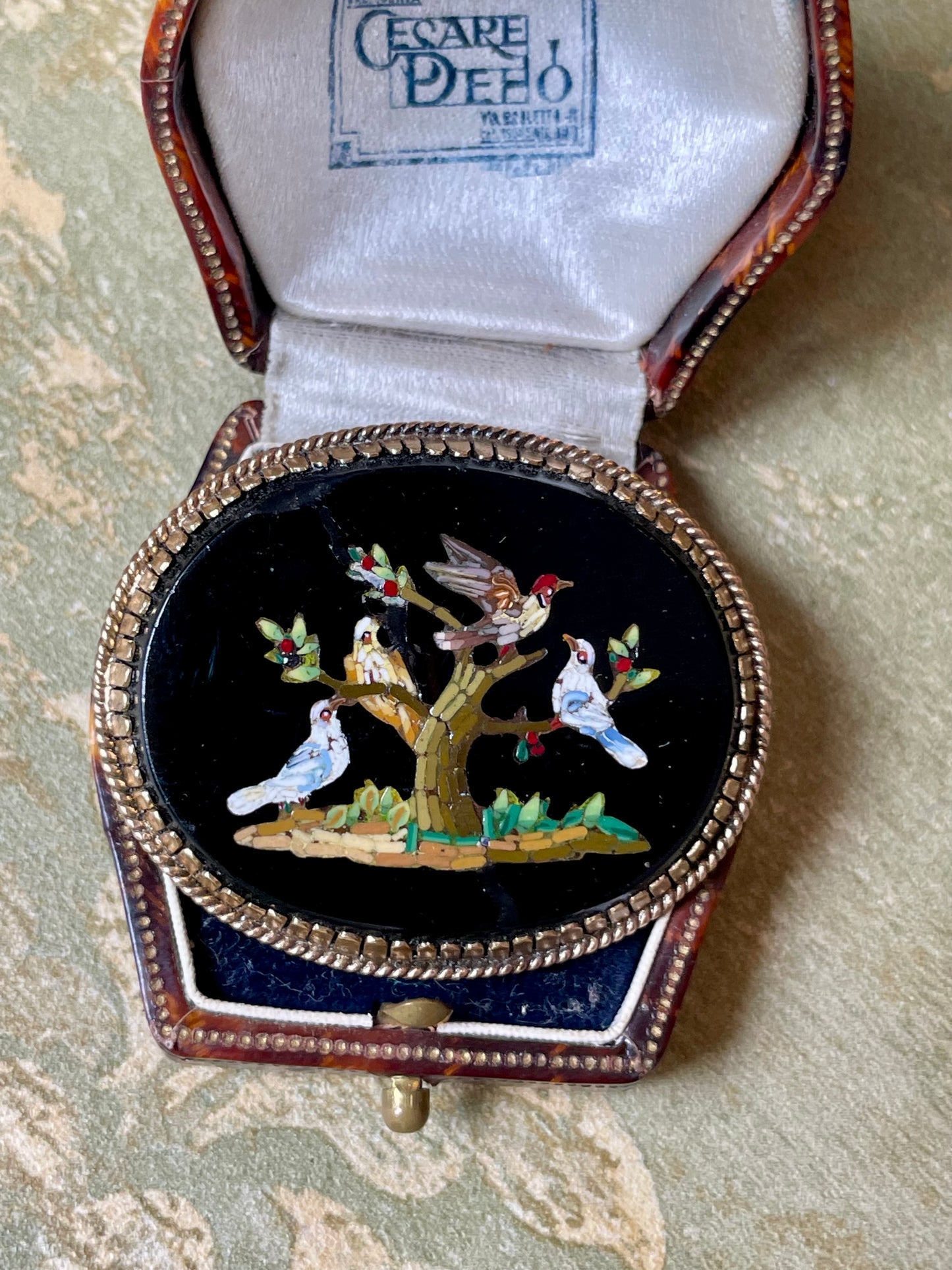 Raffinata spilla in micromosaico con uccellini, Roma, prima metà dell’Ottocento