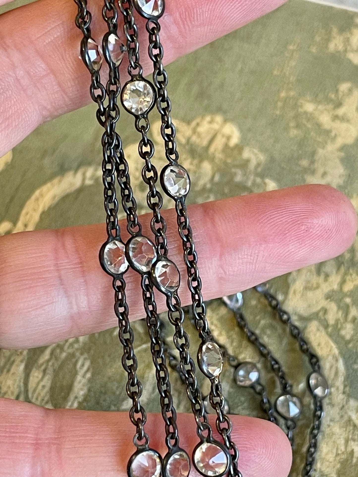 Lunga catena briolet in metallo e paste, vittoriana