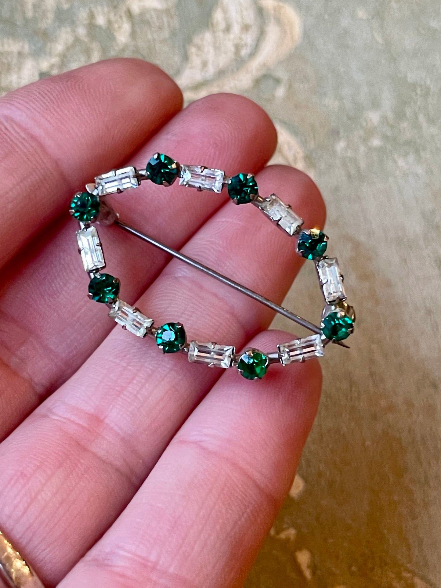 Luminosa spilla con cristalli verdi e bianchi, anni ‘50