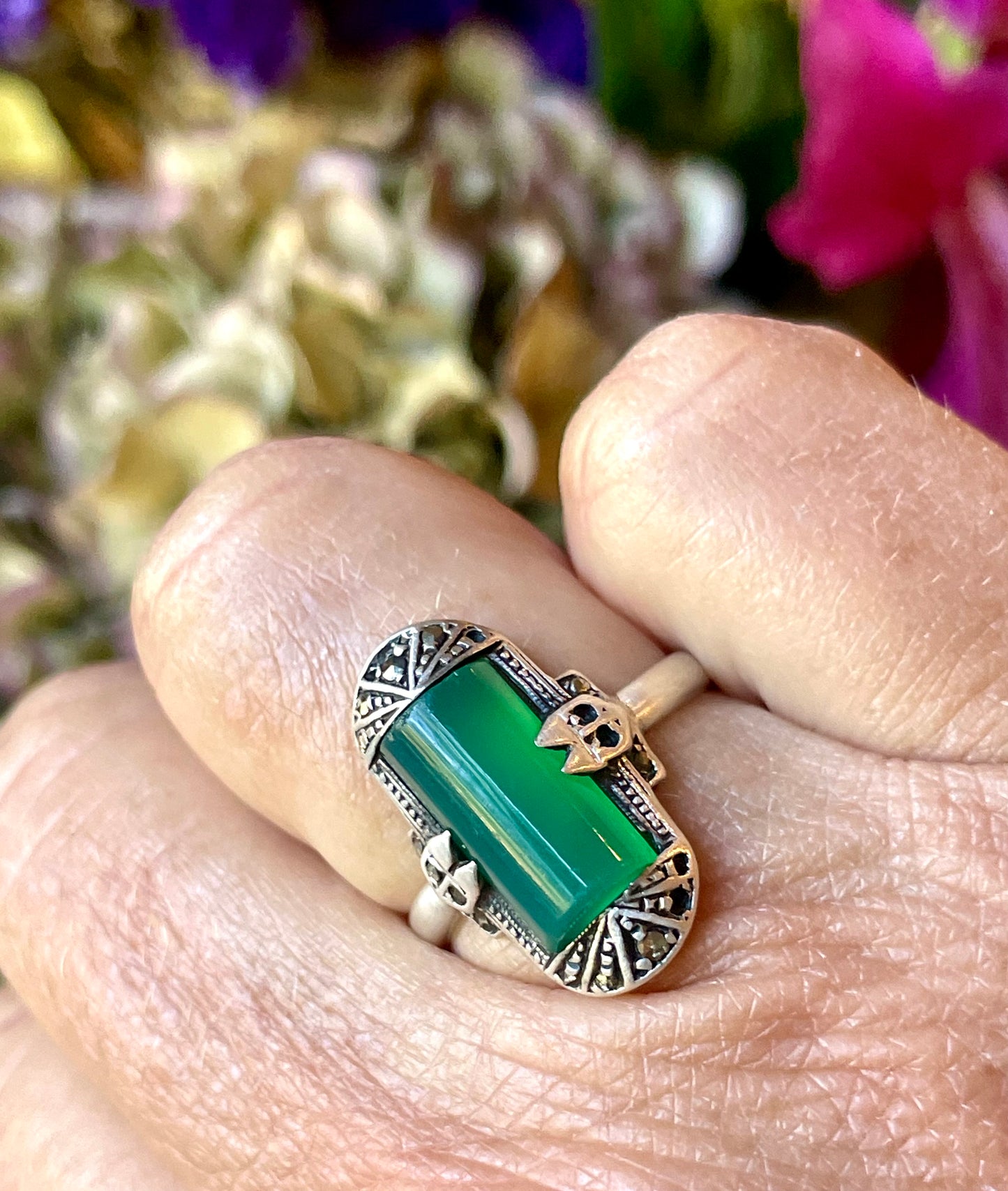 Anello in lucite verde, argento e marcassite, 1920/30