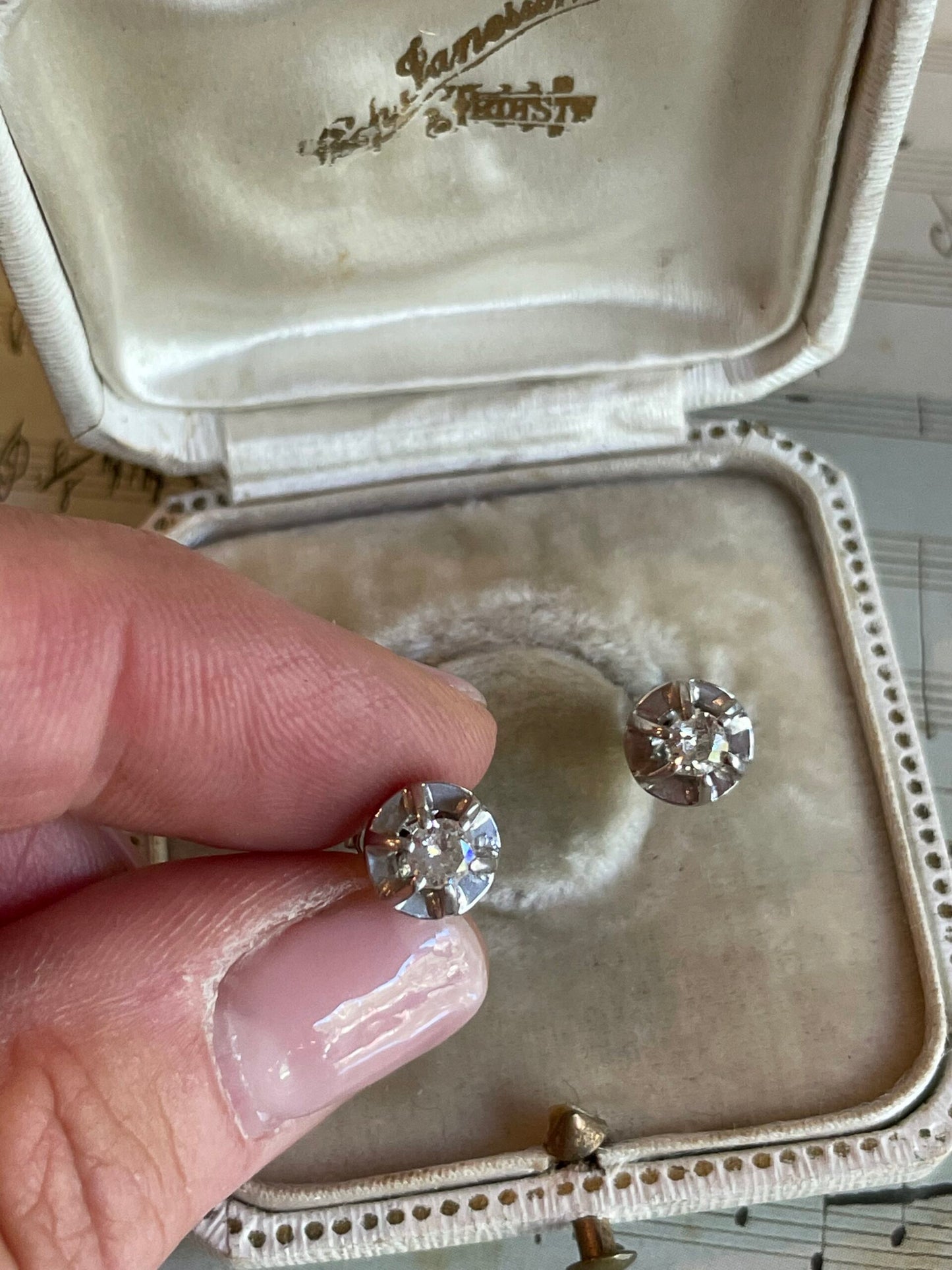 Orecchini punto luce in oro bianco e diamanti, 1910/20