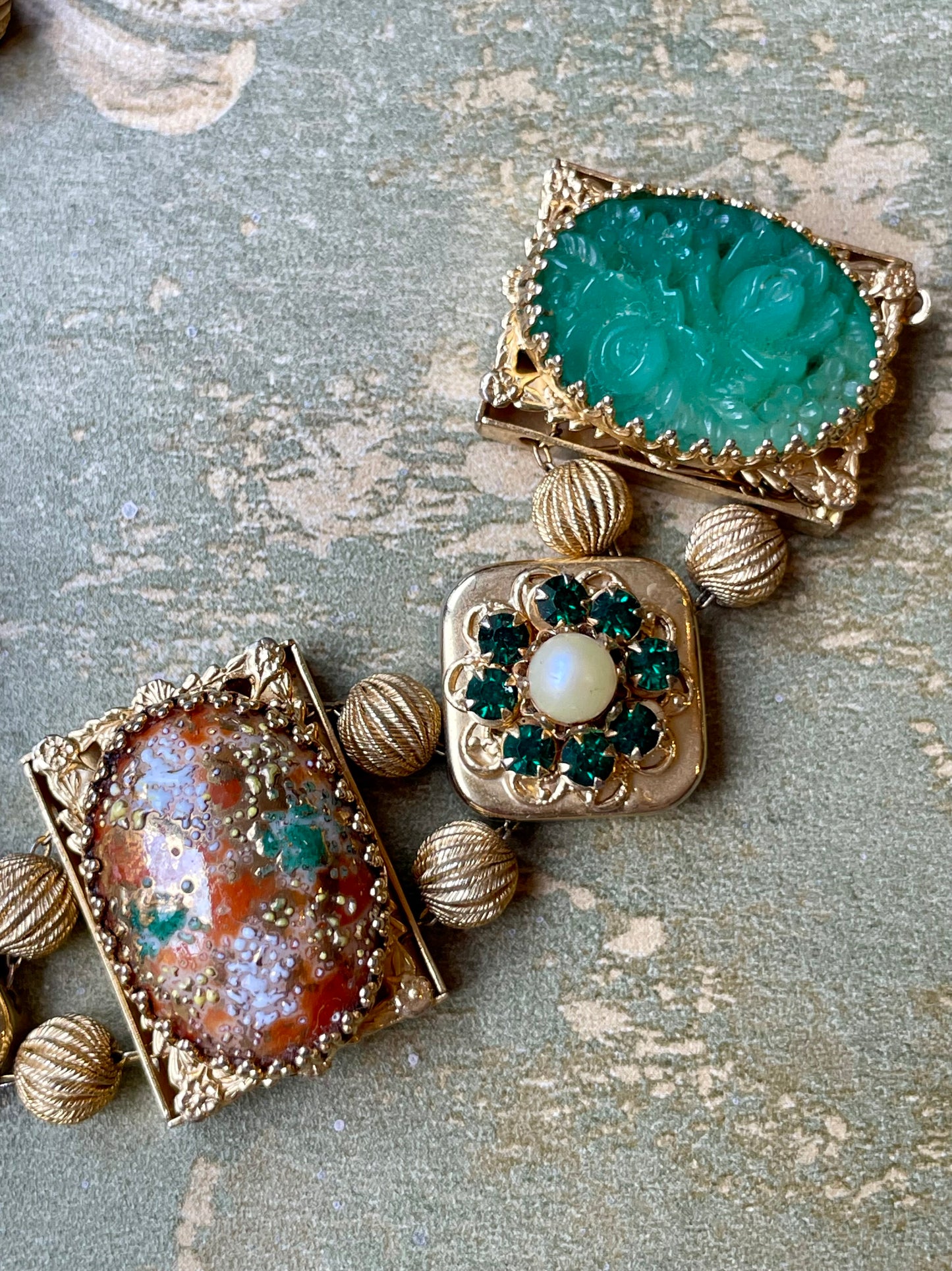 Bracciale dorato con paste di vetro e cammeo, anni ‘80