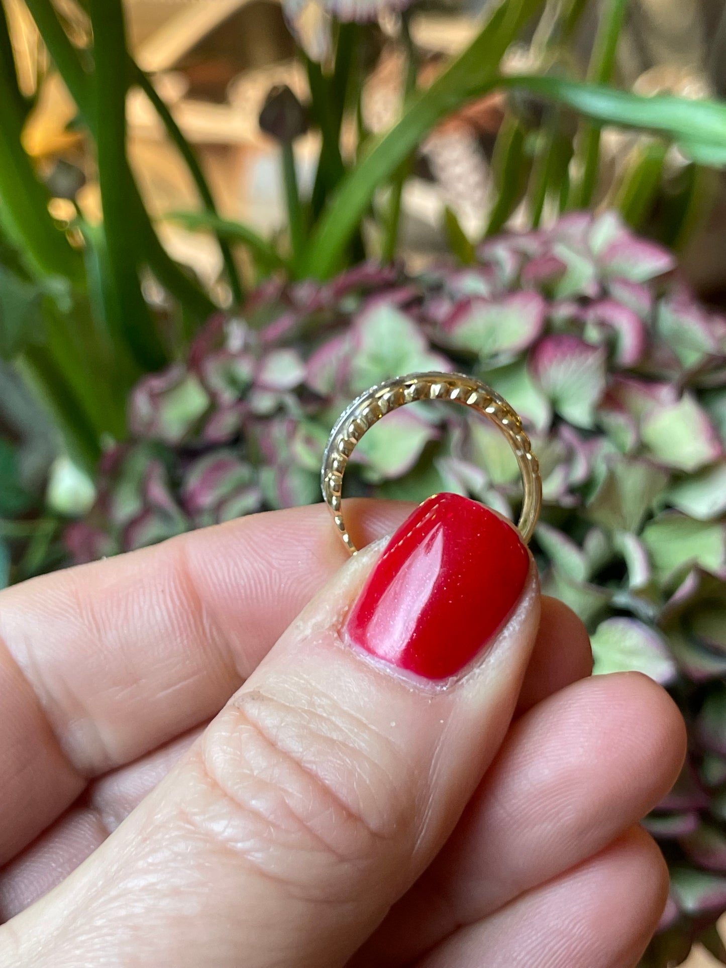 Fascia in oro giallo con pave’ di diamanti, anni ‘70