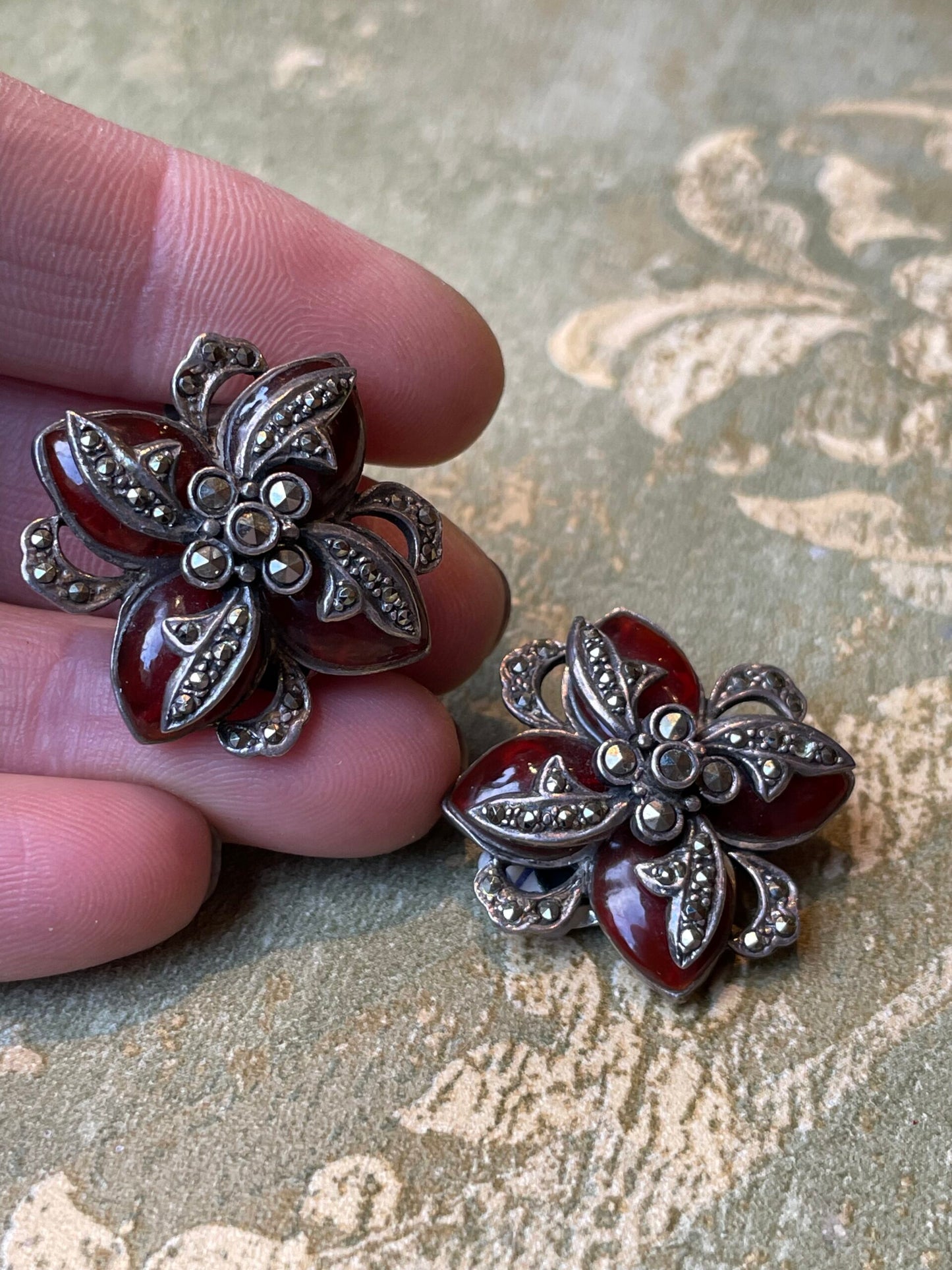 Orecchini in argento, smalto e marcassite, anni ‘40/50