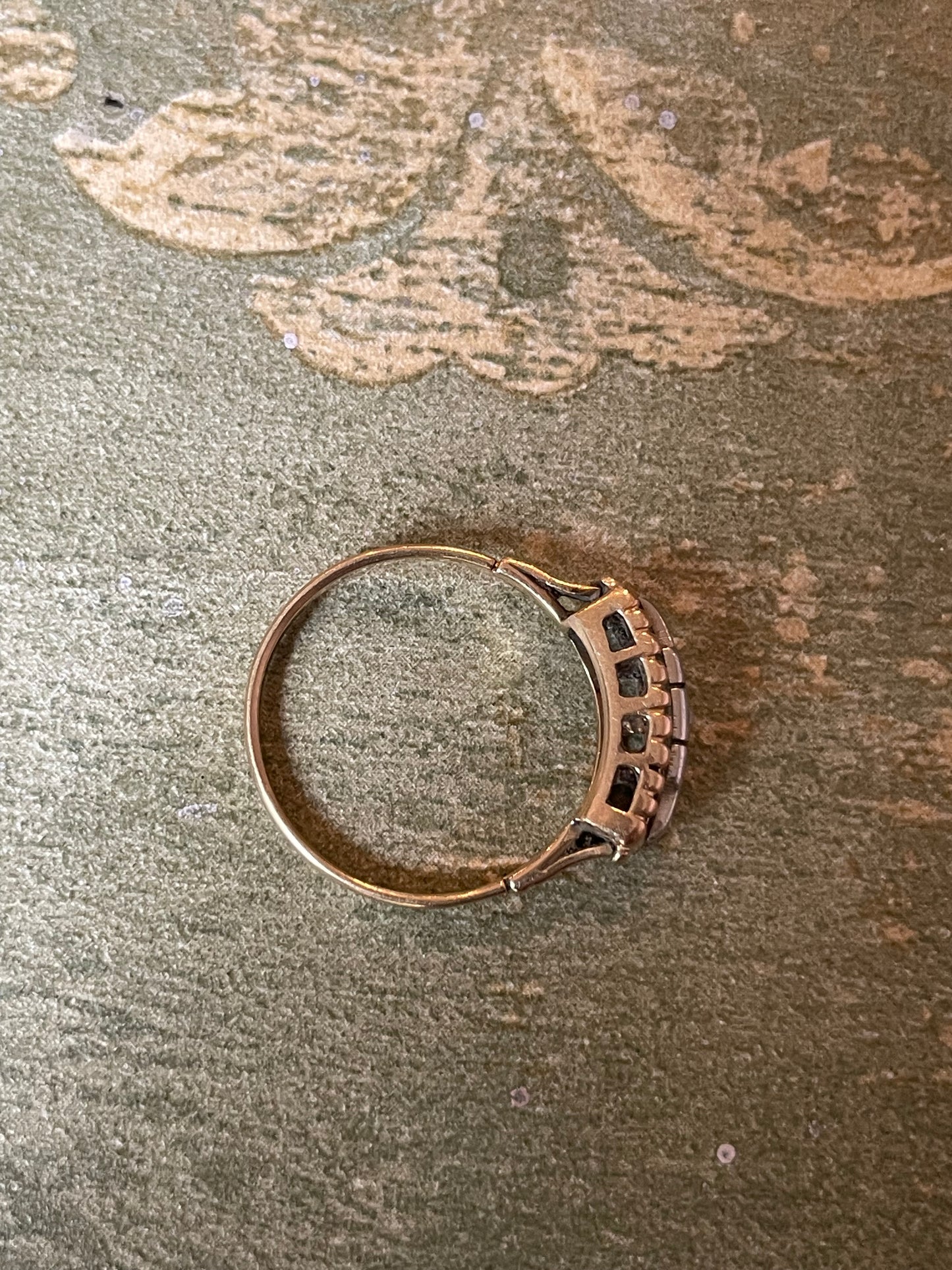 Deliziosa fede riviere con diamanti e zaffiri, anni ‘30/40