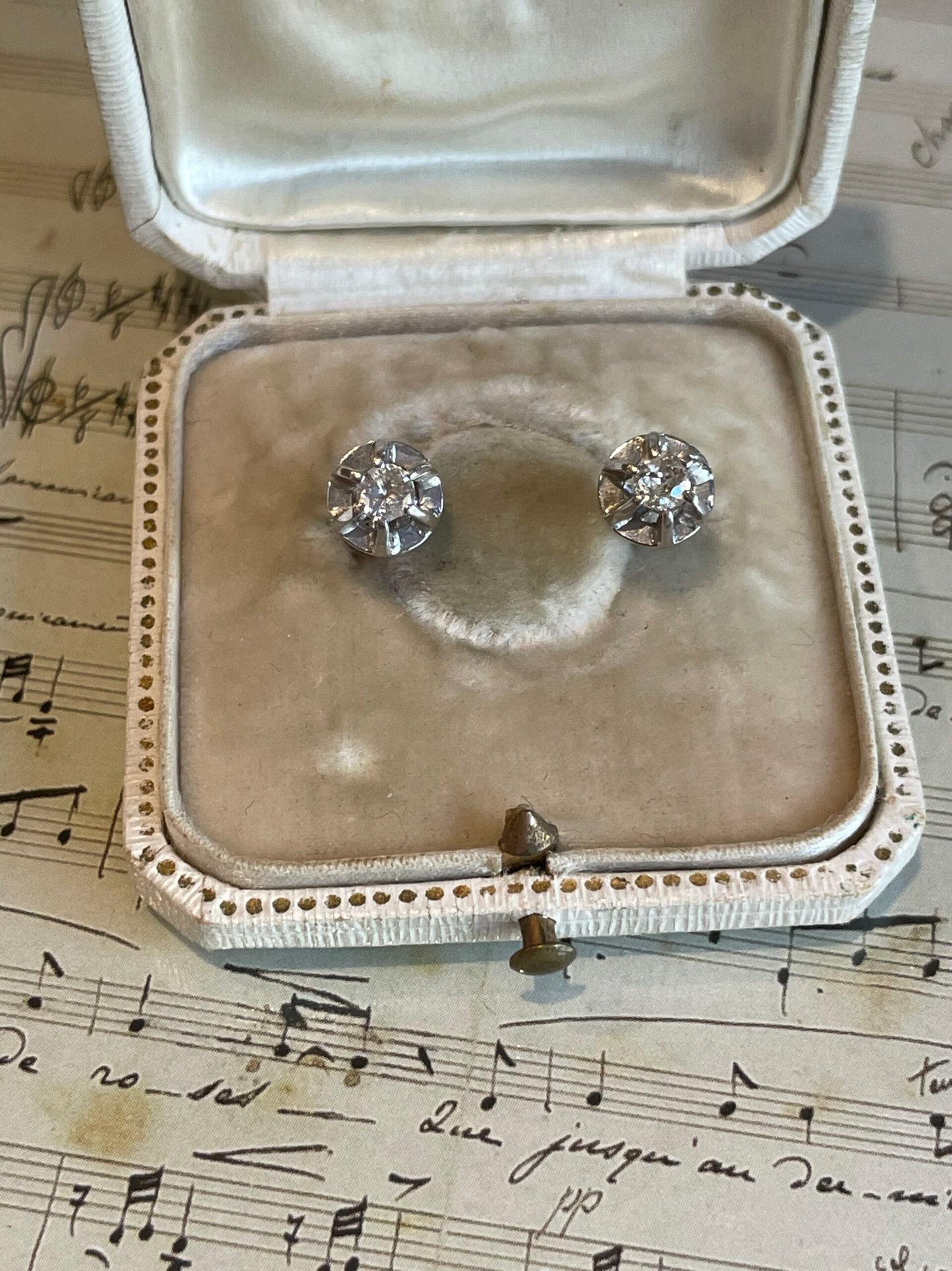 Orecchini punto luce in oro bianco e diamanti, 1910/20