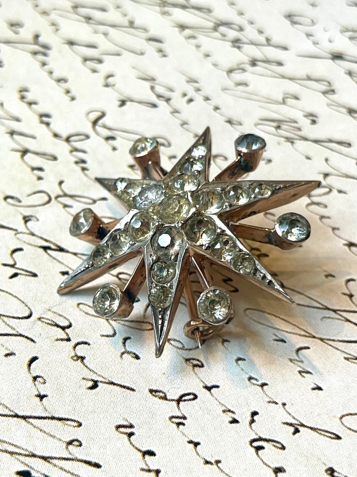 Romantica spilla vittoriana in paste e oro rosa