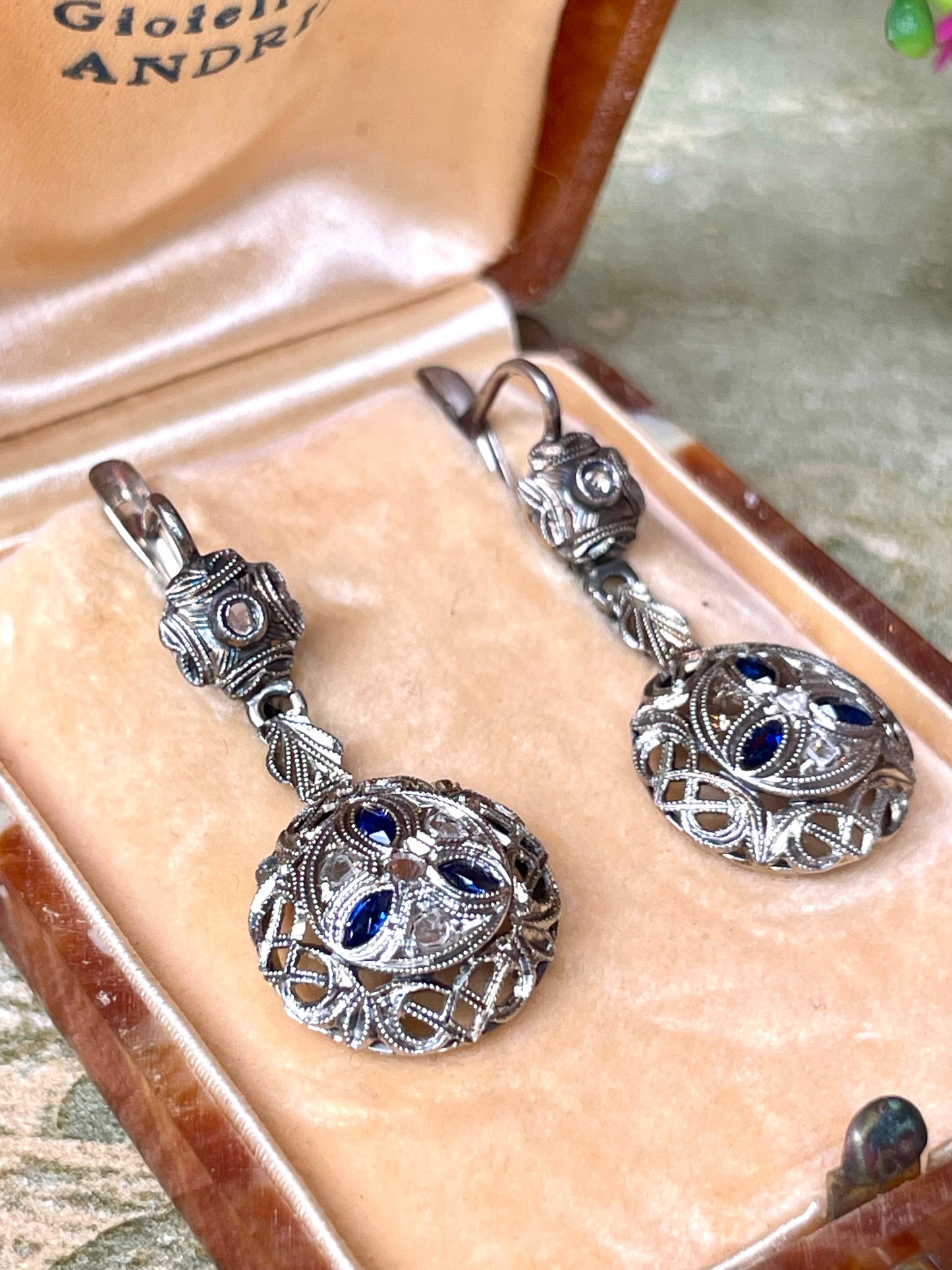 Romantici orecchini Art Deco con diamanti