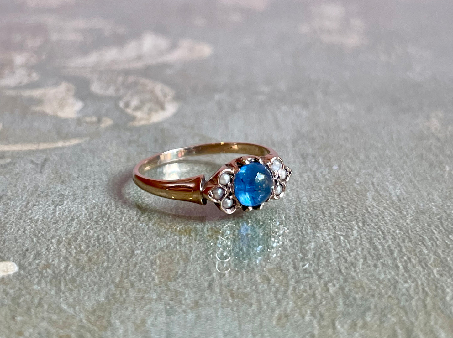 Squisito anello in oro giallo con zaffiro naturale, epoca vittoriana