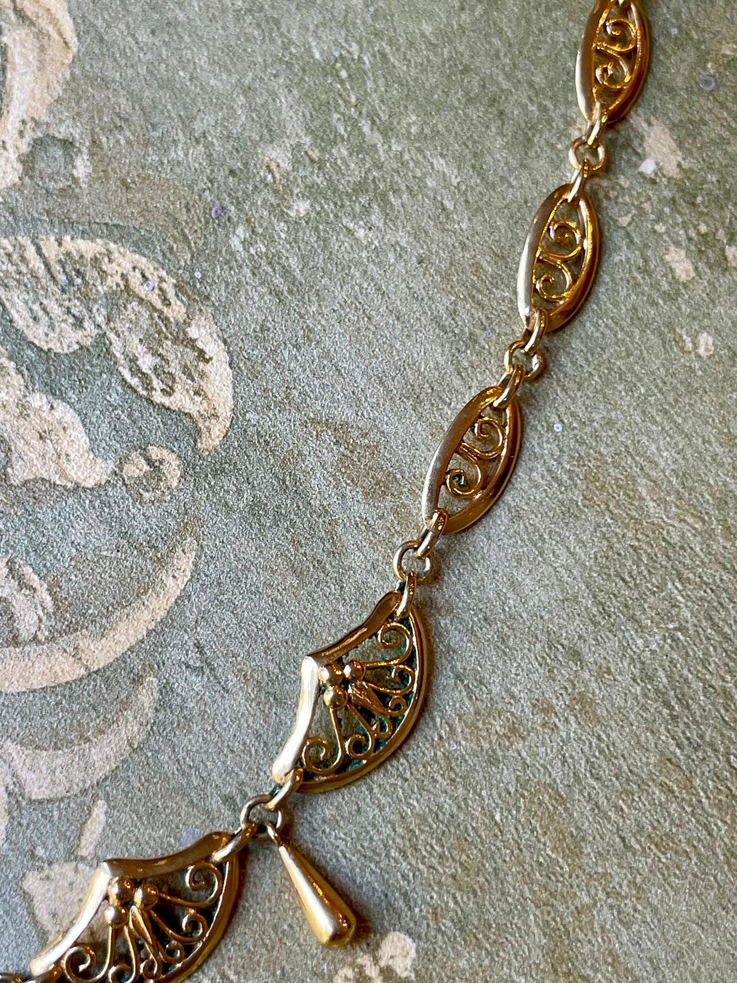 Sofisticata collana dorata Art Nouveau