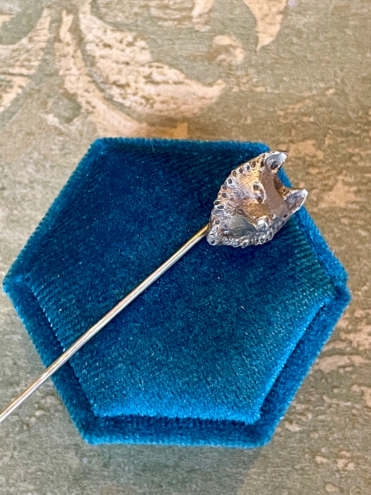 Spilla da cravatta in argento con piccola volpe, fine Ottocento, inizio Novecento